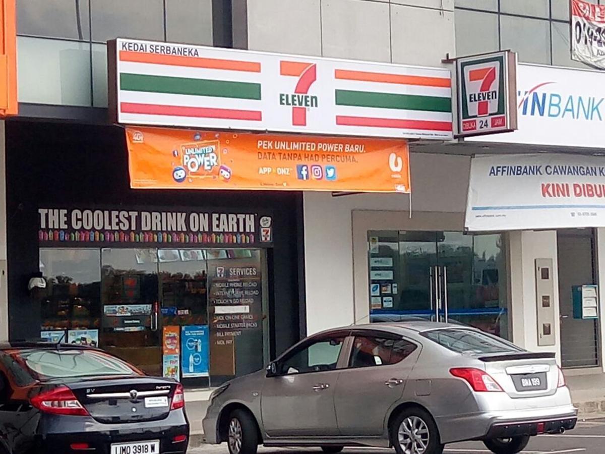 Hotel Zamburger Kota Warisan Sepang Exterior photo